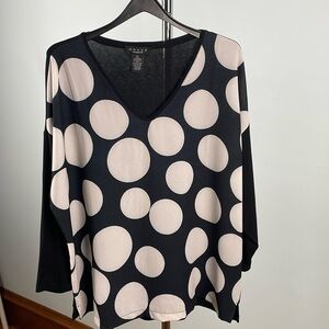 Polka dots! Black and white v-neck jersey